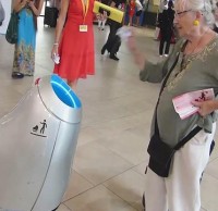 國(guó)外智能垃圾桶小發(fā)明：招招手就會(huì)靠近