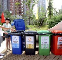 小區(qū)分類垃圾桶不分類，居民街道辦齊心整治有害垃圾