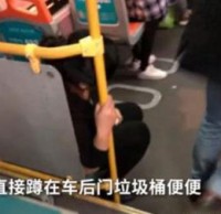 深圳女子坐公交垃圾桶上排泄？網(wǎng)友：事出有因，值得諒解