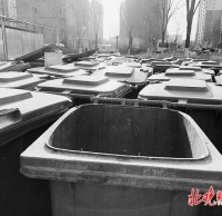 北京小區(qū)物業(yè)垃圾桶堵門，以新?lián)Q舊是好事，掃尾工作也要落實(shí)