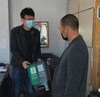南長(zhǎng)山街道發(fā)放分類垃圾桶，引領(lǐng)垃圾分類新風(fēng)尚